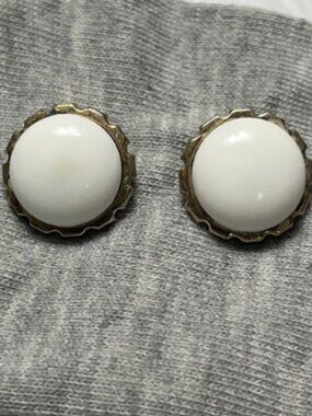Milk Glass White Round Earrings Clip-on Vintage Gold Tone 1950's Mid Century